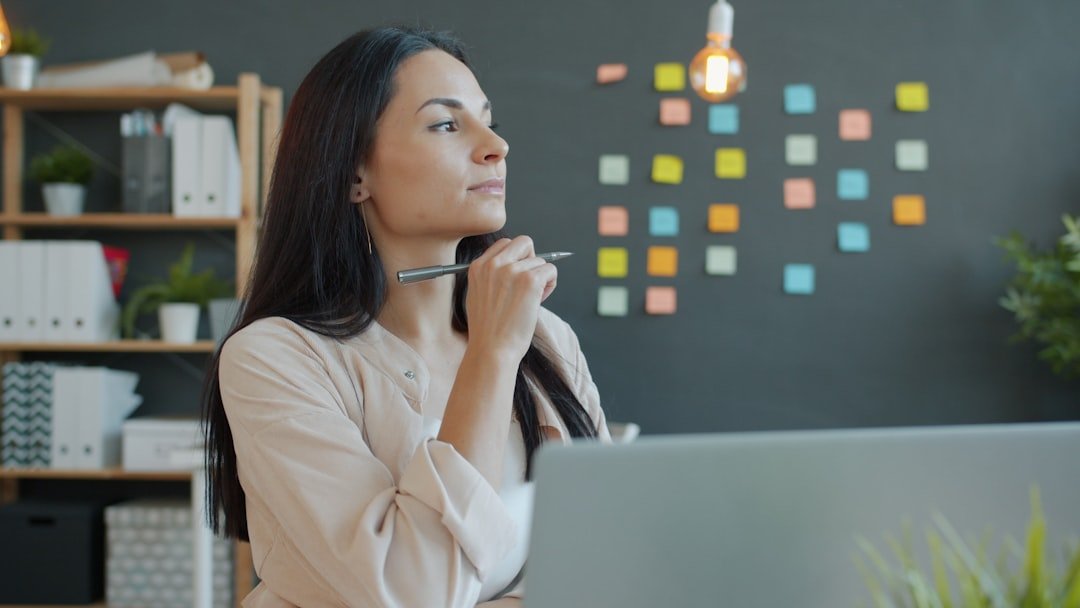 mujer trabajando en su proyecto propio